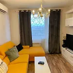 Stylish Magenta Apartment - Terrace & Free Parking