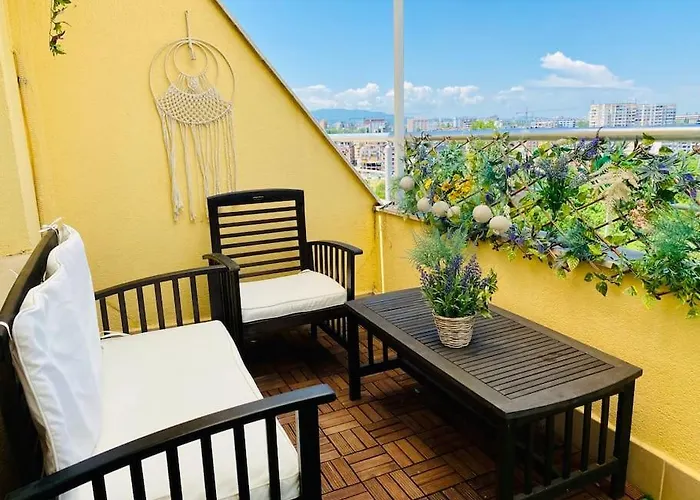 Stylish Magenta Apartment - Terrace & Free Parking