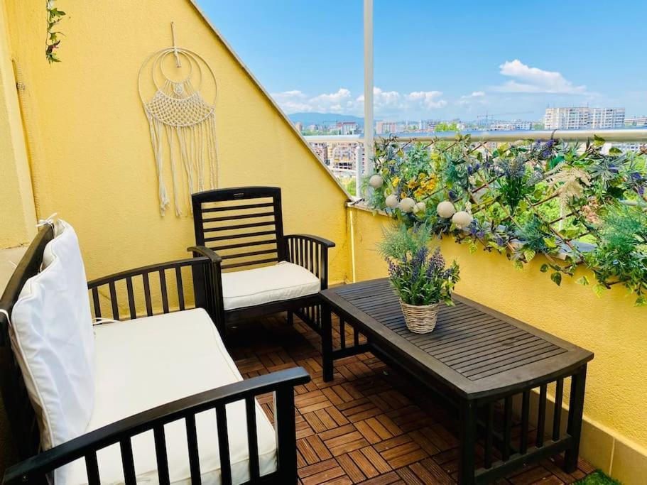 Stylish Magenta - Terrace & Free Parking Sofia